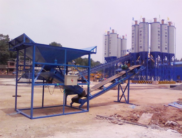 中鐵二十一局黔張?？蛯?zhuān)洗石機(jī)工作現(xiàn)場(chǎng)